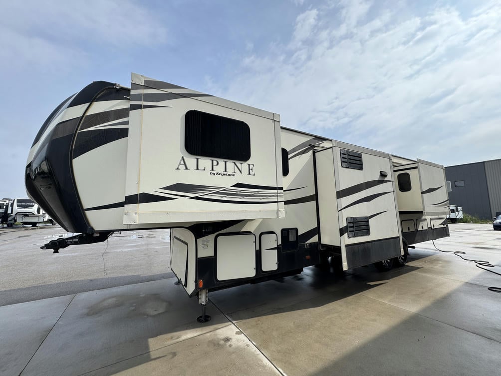 2018 Alpine 3700FL