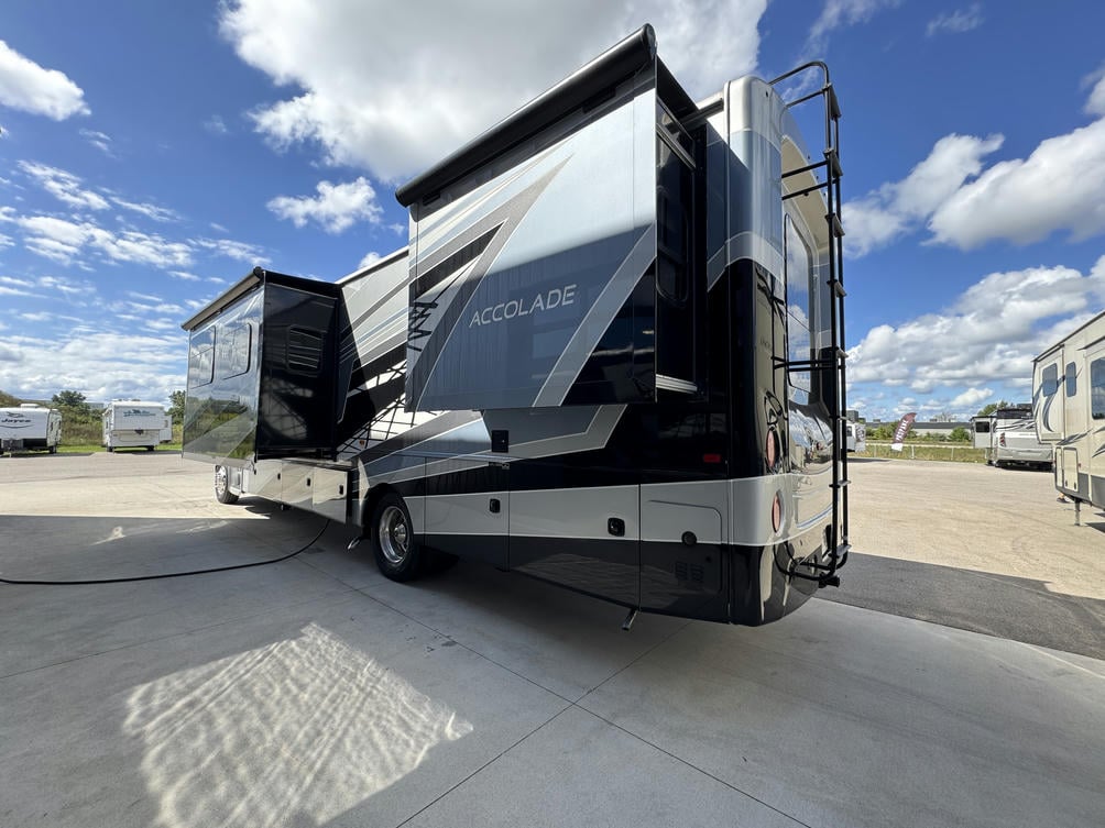 2022 Accolade 37L