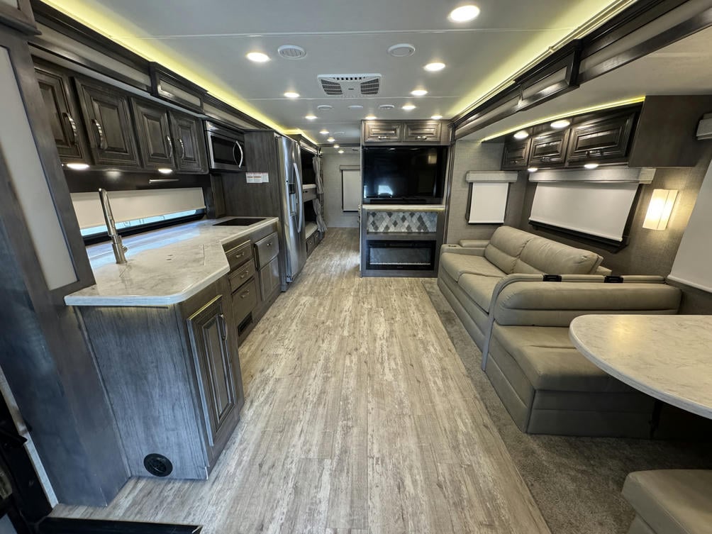 2022 Accolade 37L