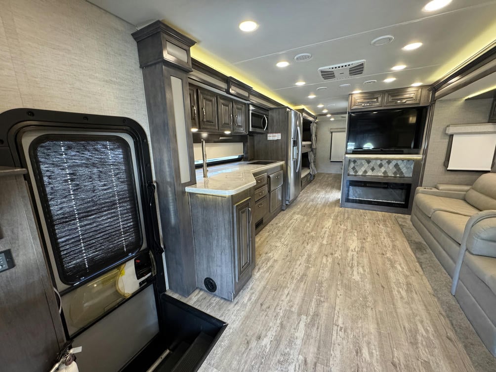 2022 Accolade 37L