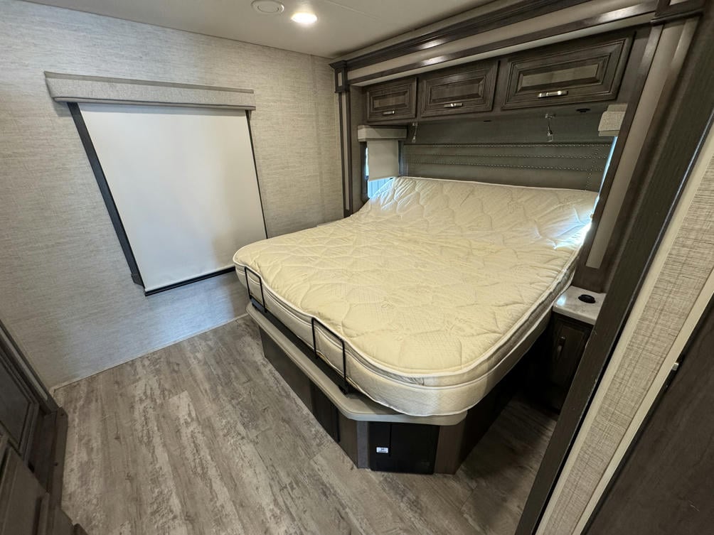 2022 Accolade 37L