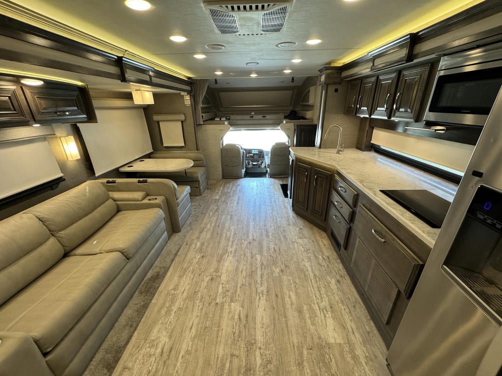 2022 Accolade 37L