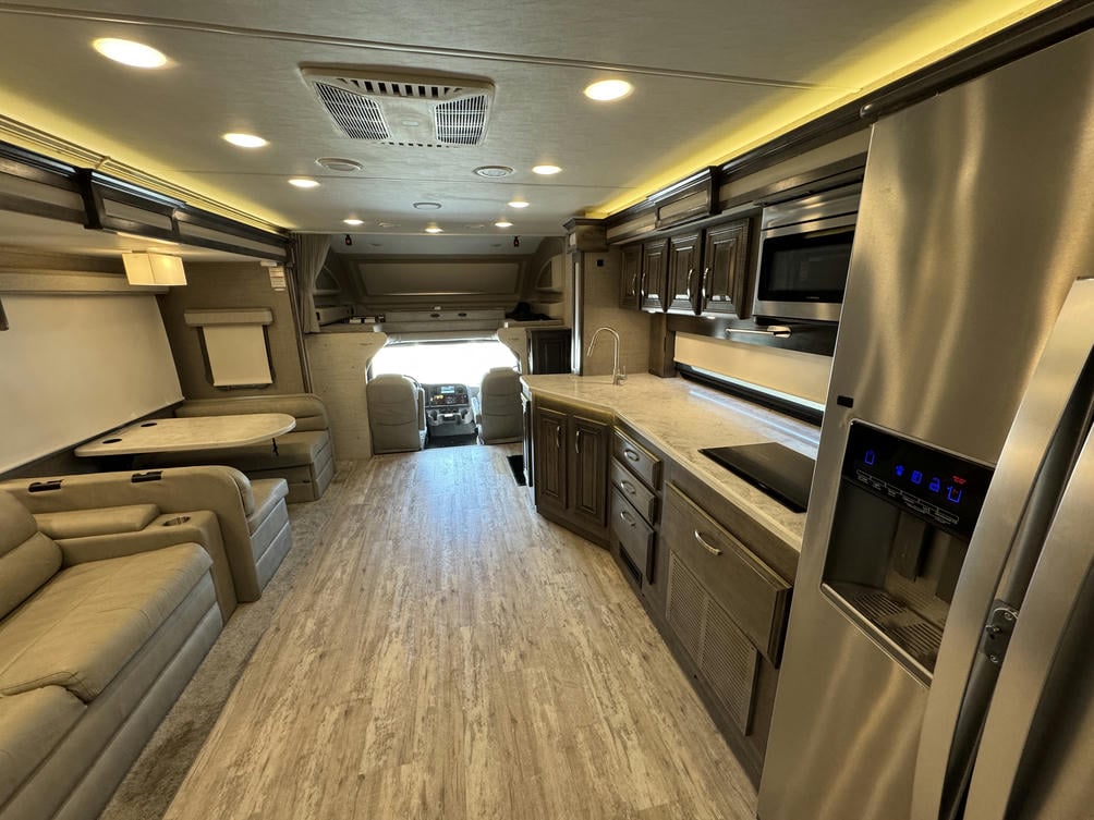 2022 Accolade 37L