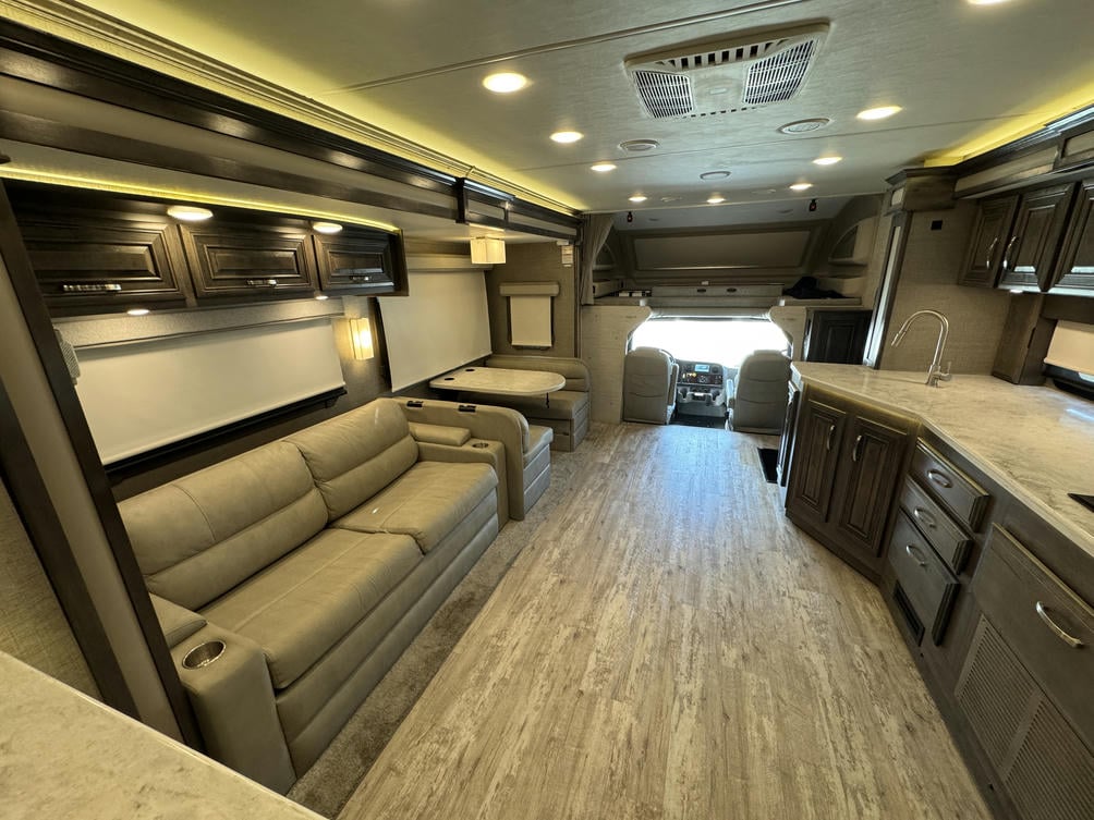2022 Accolade 37L