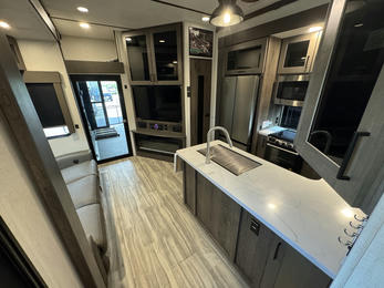2022 Valor 37V13