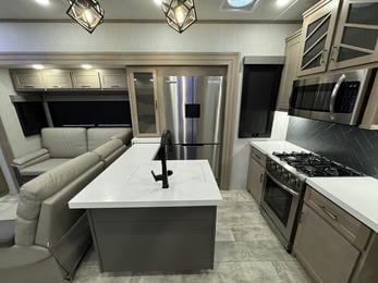 2023 Momentum 395MS