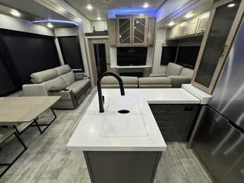 2023 Momentum 395MS