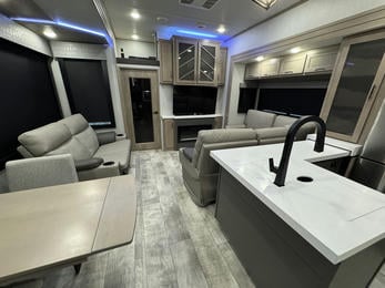 2023 Momentum 395MS