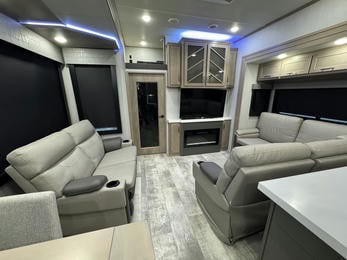2023 Momentum 395MS