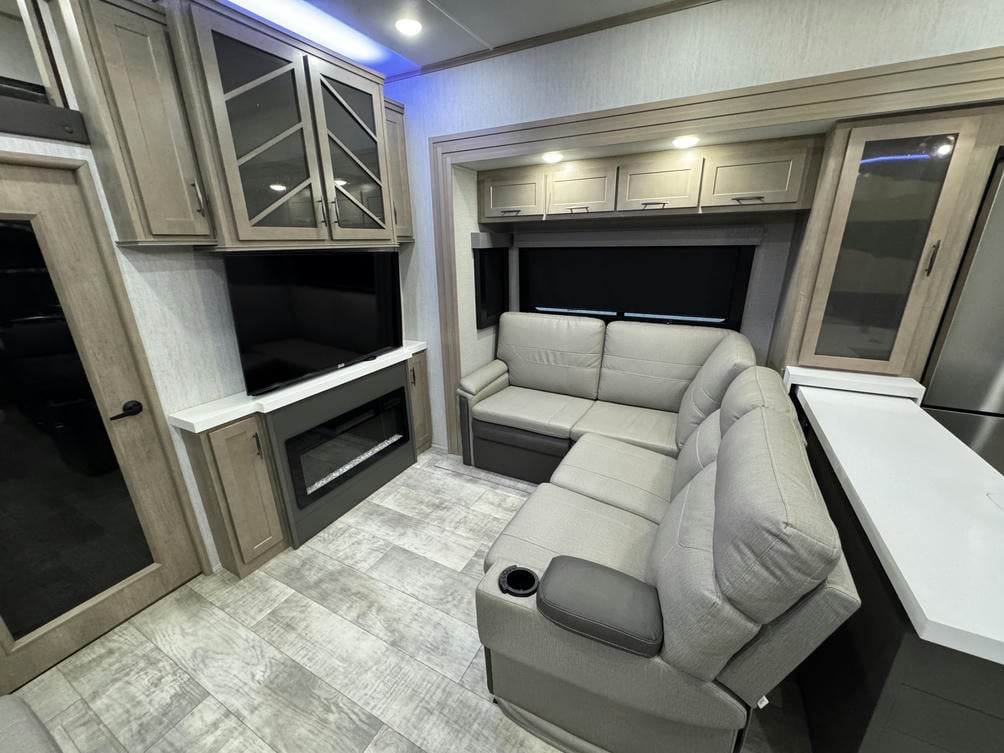 2023 Momentum 395MS