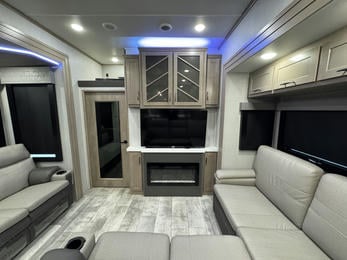 2023 Momentum 395MS