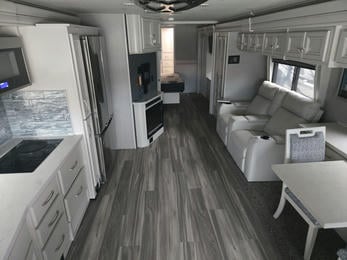 2023 Navigator  38K