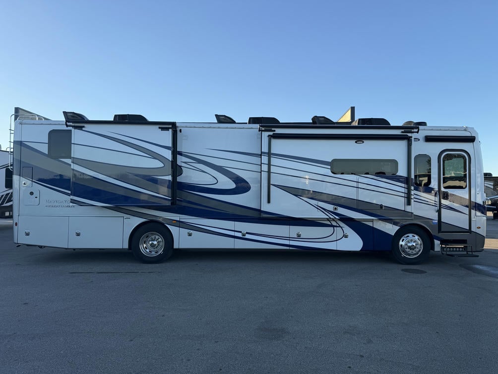 2023 Navigator  38K