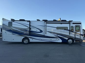 2023 Navigator  38K