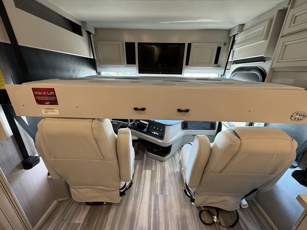 2023 Navigator  38K