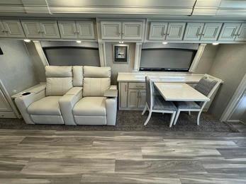 2023 Navigator  38K