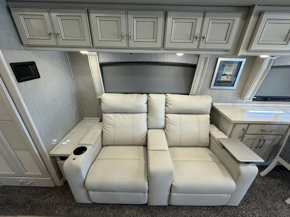 2023 Navigator  38K