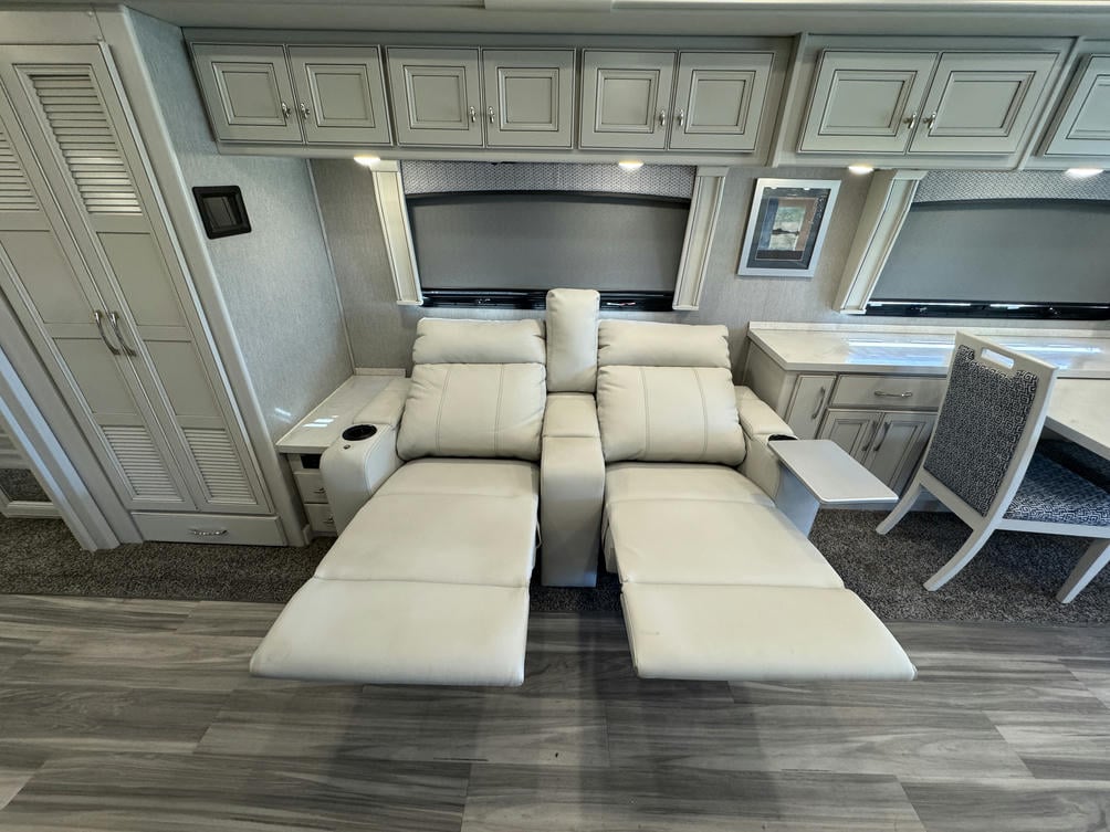 2023 Navigator  38K