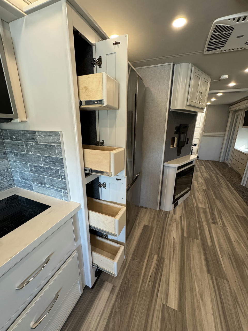 2023 Navigator  38K