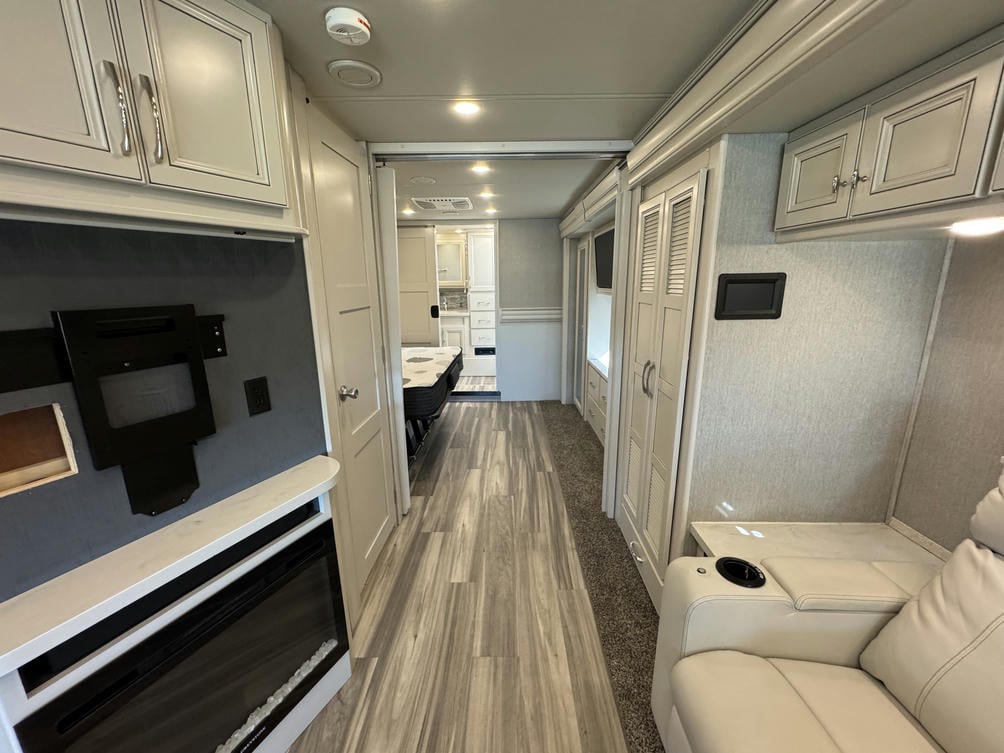 2023 Navigator  38K