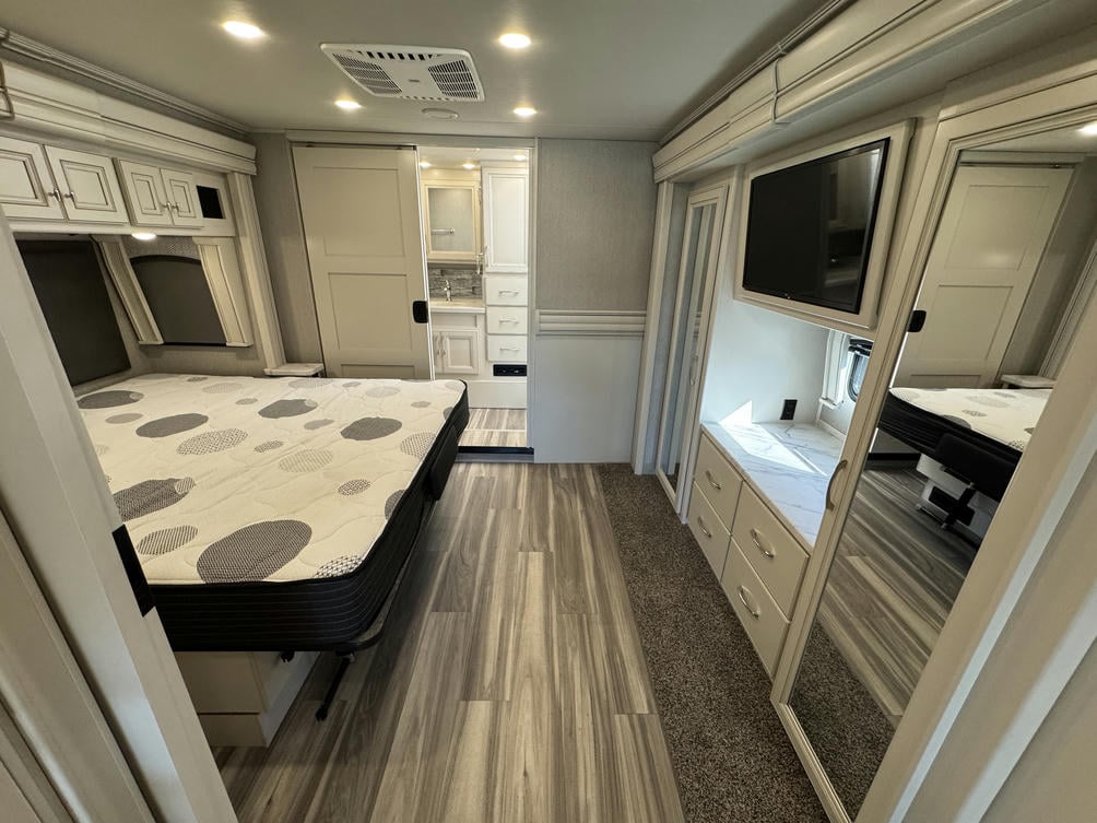 2023 Navigator  38K