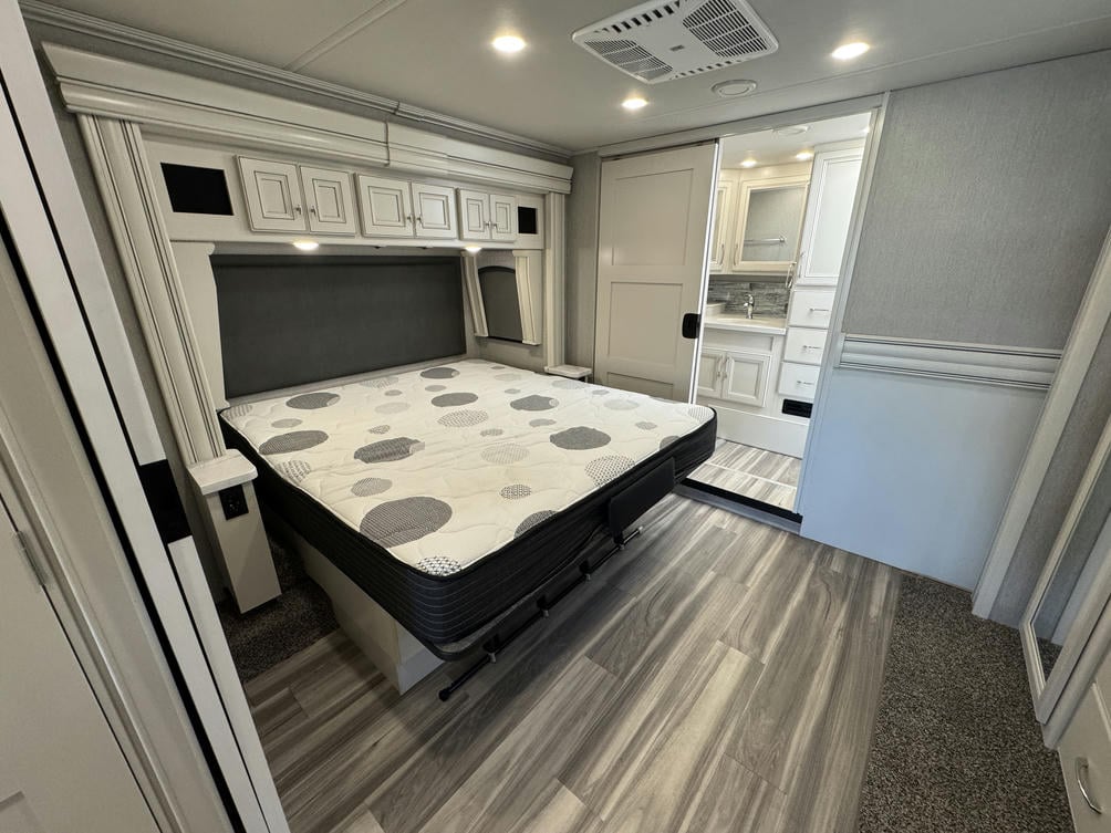2023 Navigator  38K