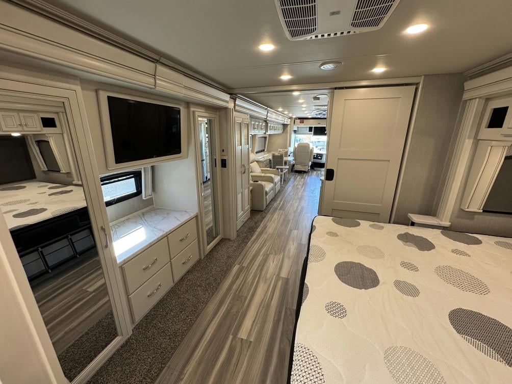 2023 Navigator  38K