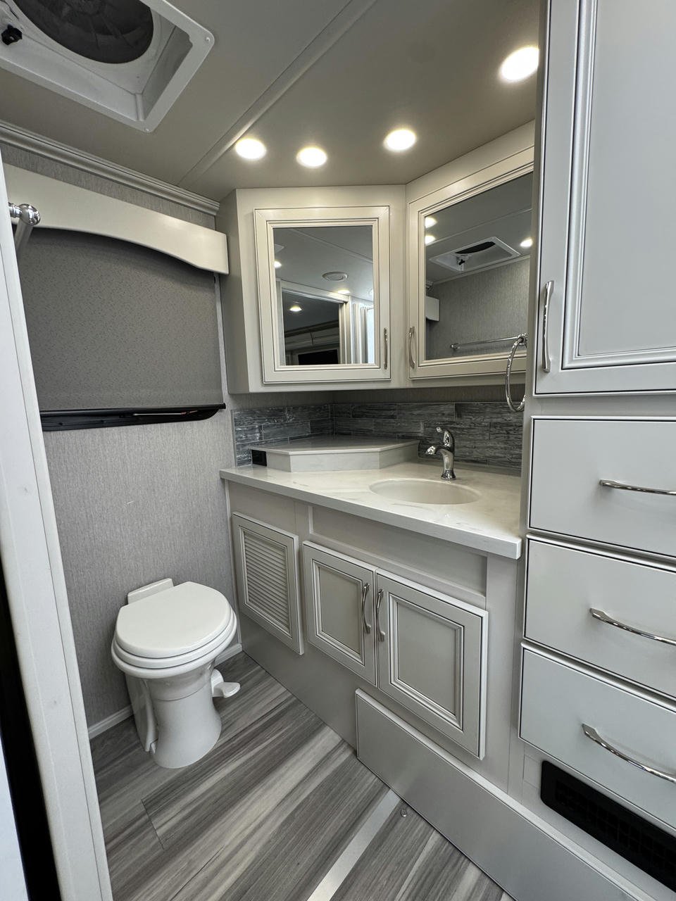 2023 Navigator  38K