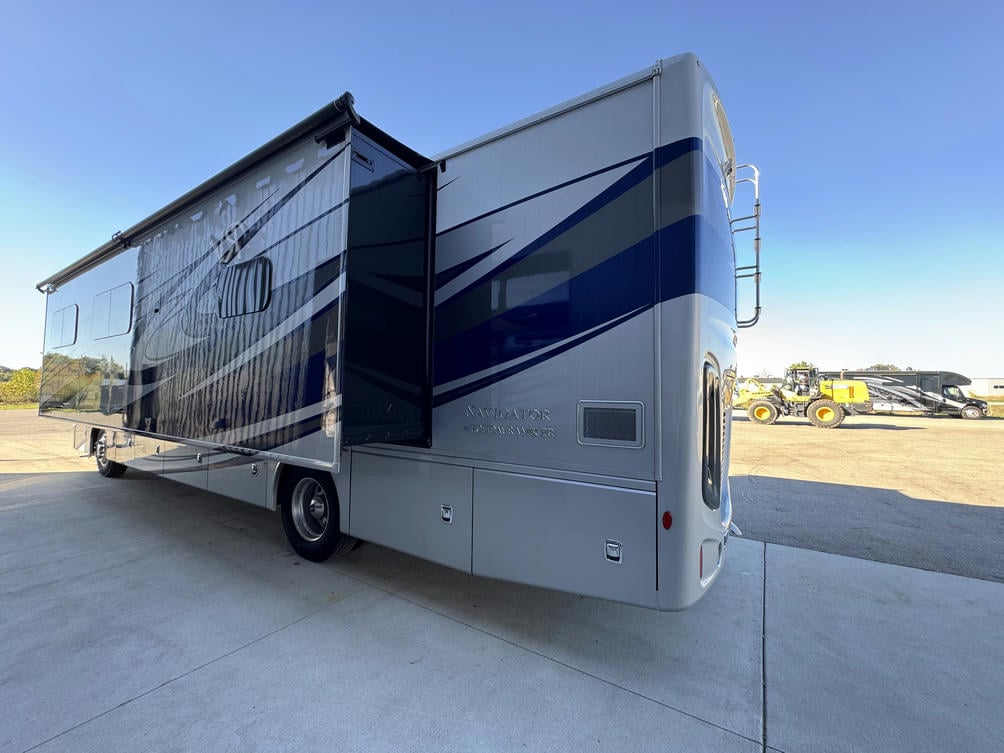 2023 Navigator  38K