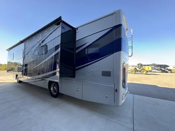 2023 Navigator  38K