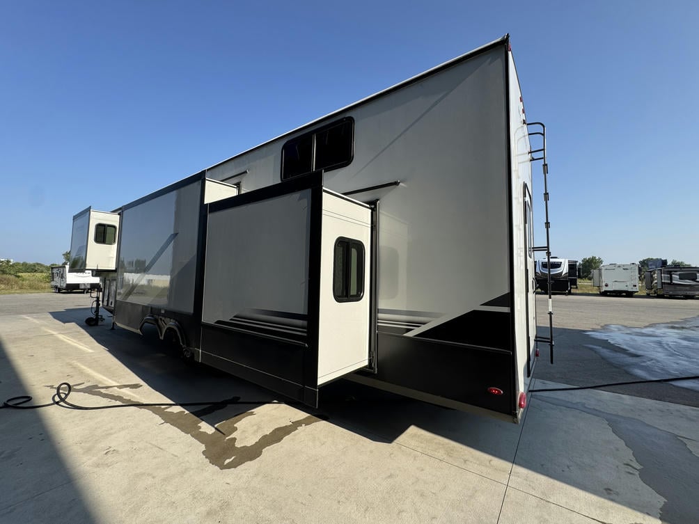 2024 Montana High Country 381TB