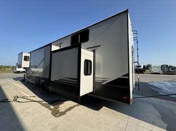 2024 Montana High Country 381TB