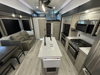 2024 Montana High Country 381TB