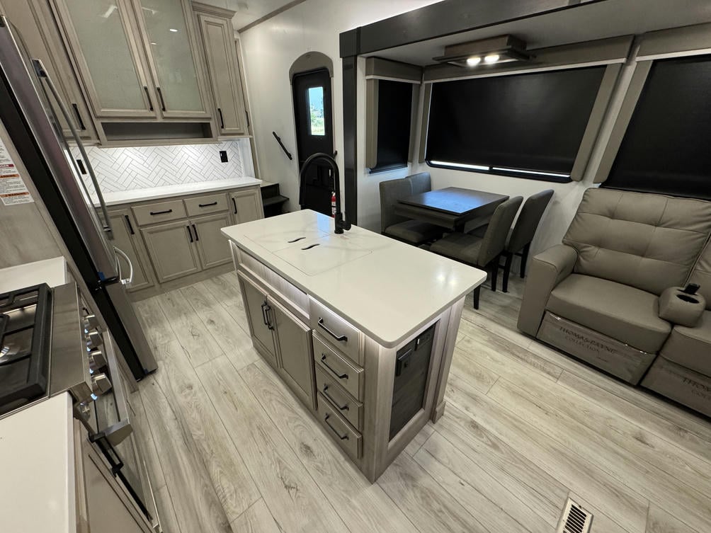2024 Montana High Country 381TB