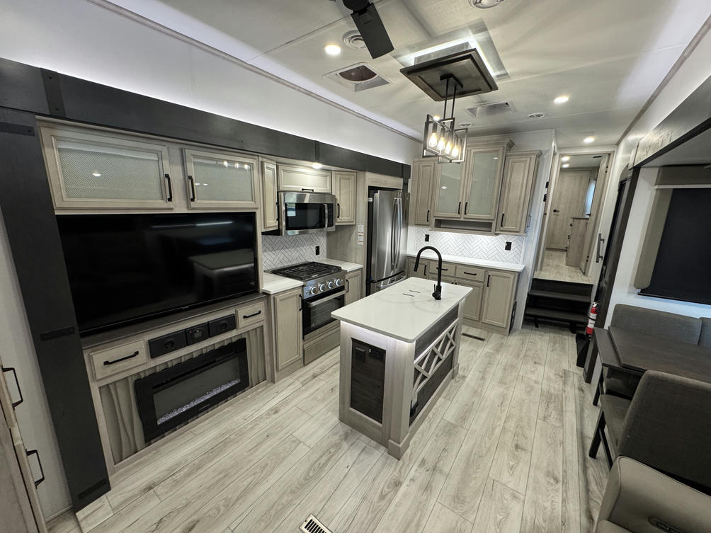2024 Montana High Country 381TB