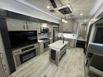 2024 Montana High Country 381TB