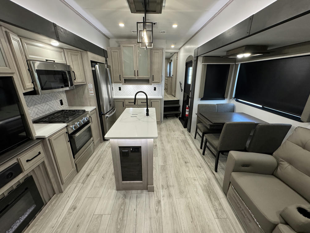 2024 Montana High Country 381TB