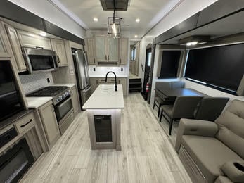 2024 Montana High Country 381TB