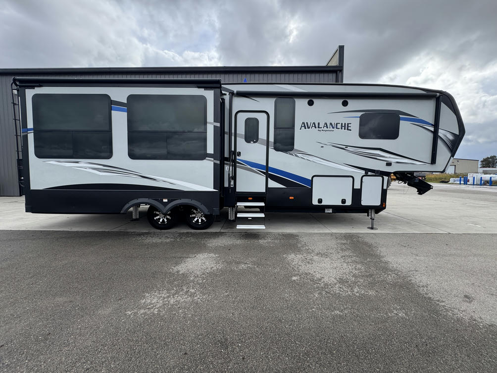 2017 Avalanche 320RS