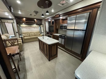 2017 Avalanche 320RS