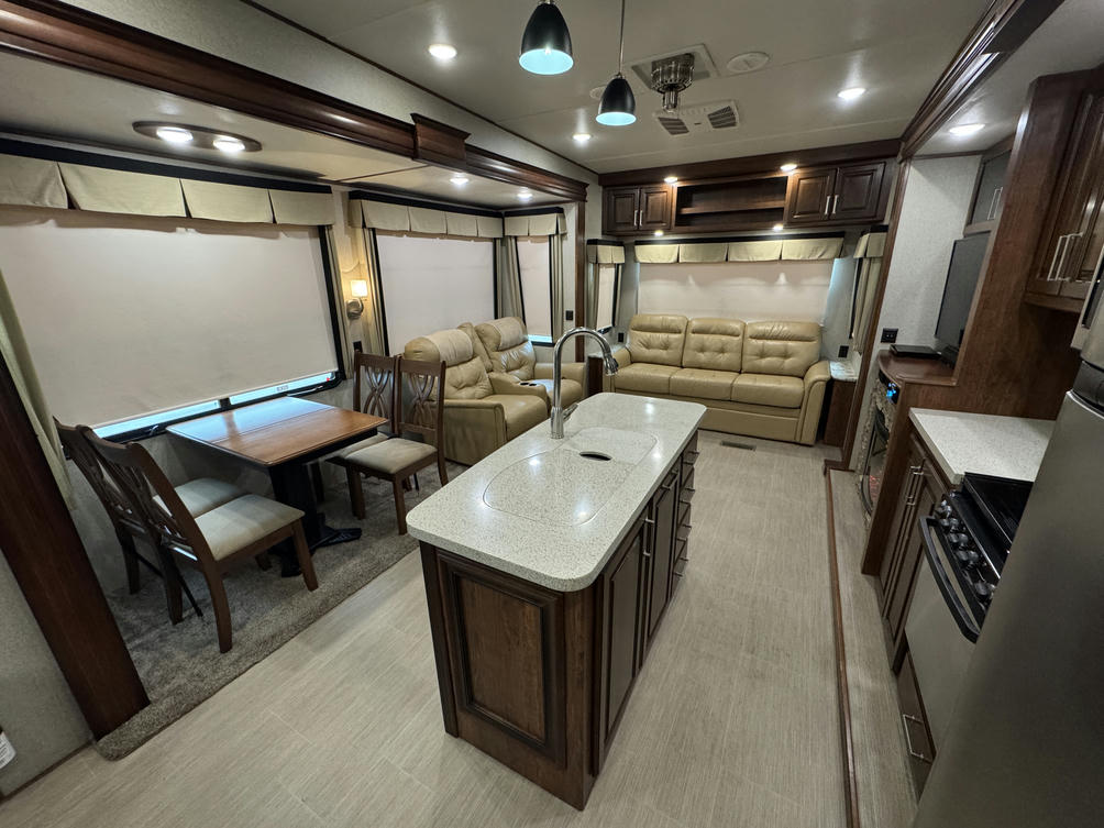 2017 Avalanche 320RS