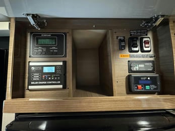 2017 Navion 24V