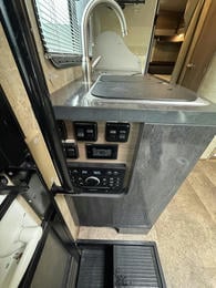 2017 Navion 24V