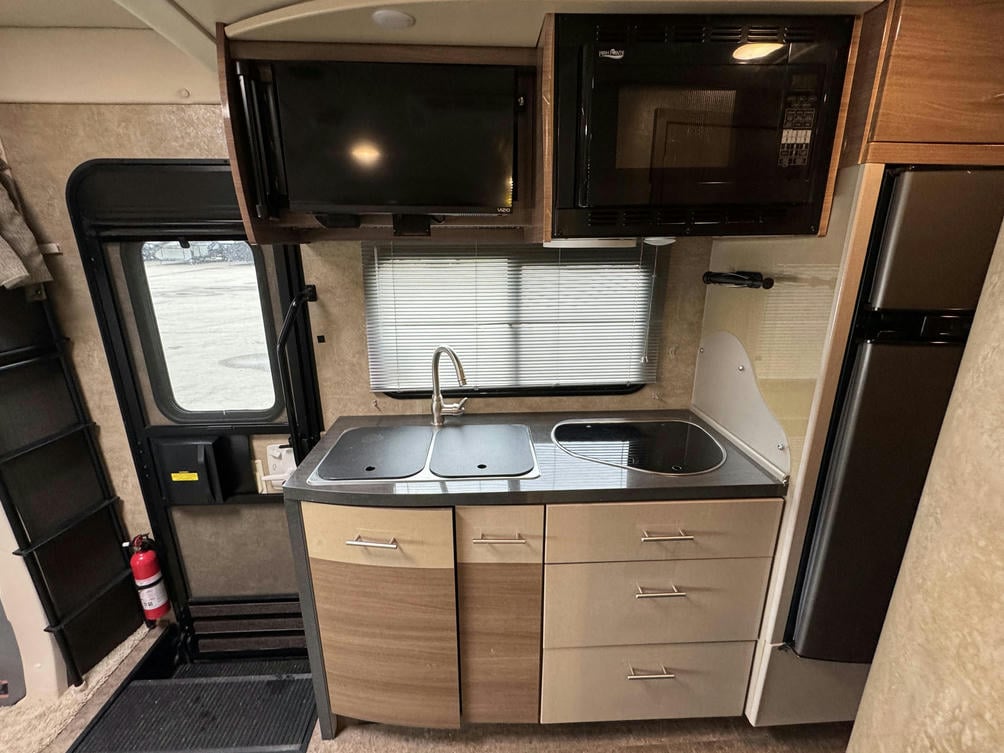 2017 Navion 24V