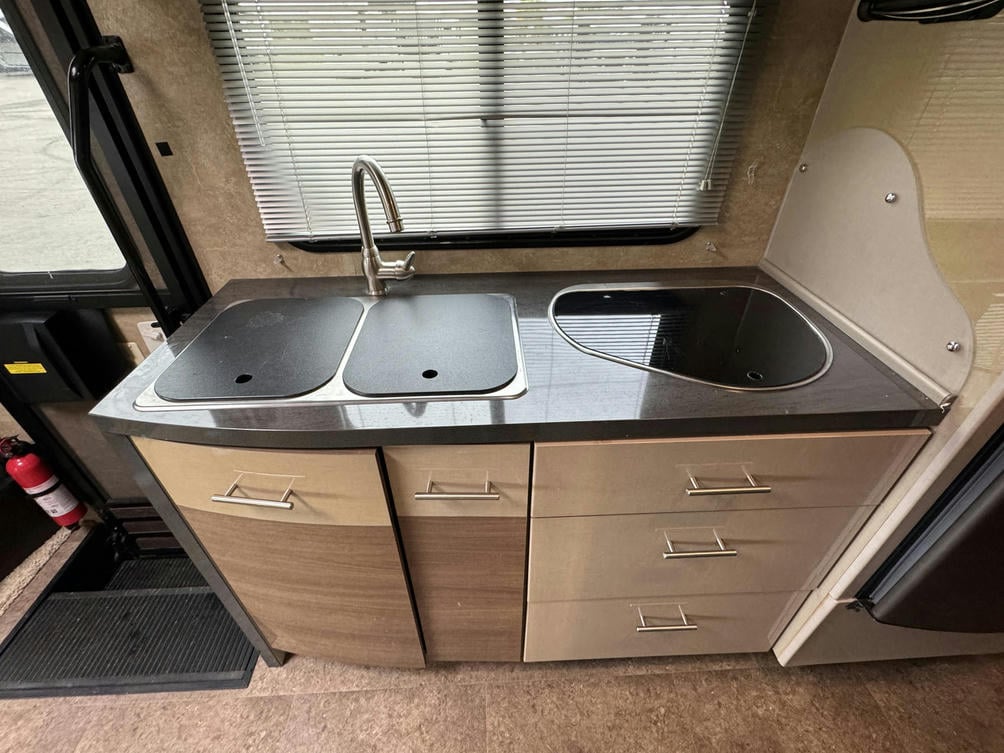 2017 Navion 24V