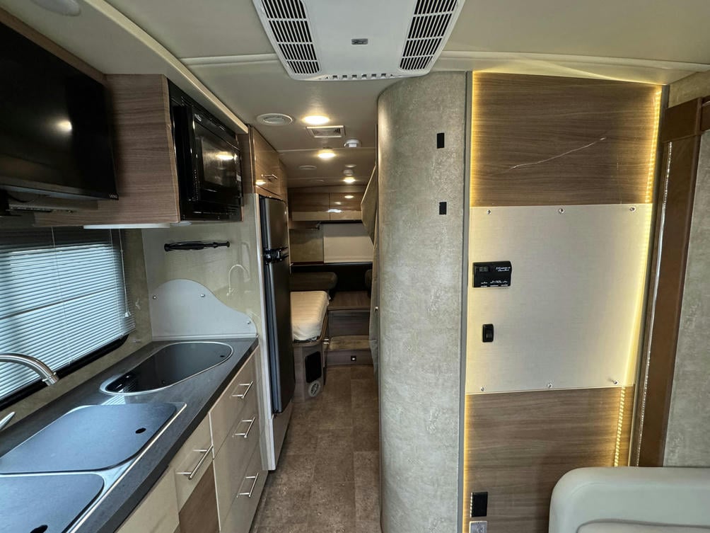 2017 Navion 24V