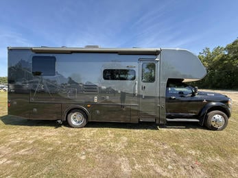 2022 Isata 4x4 28SS with Xplorer Package