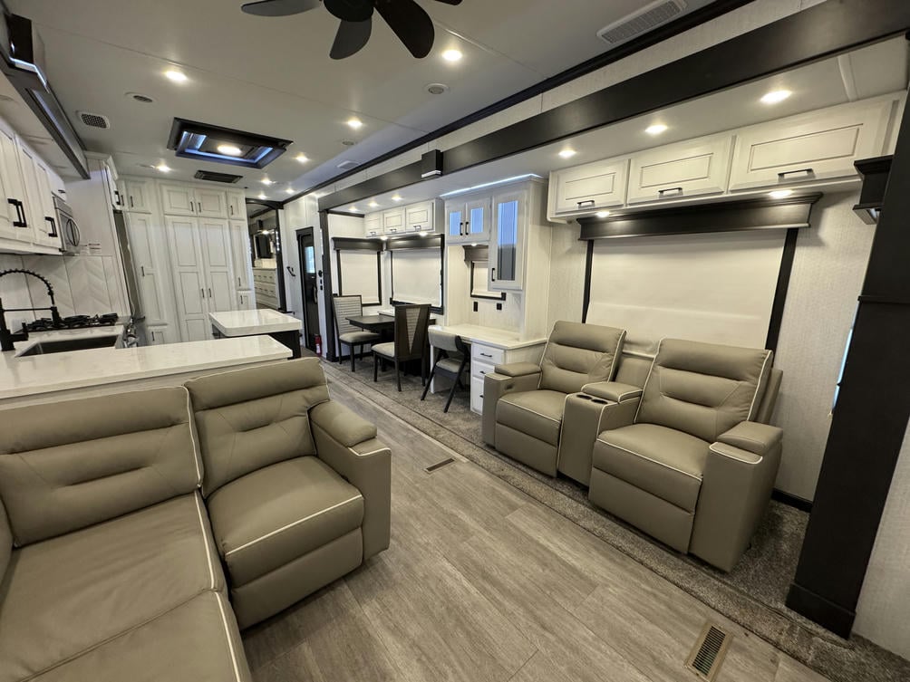 2023 Mobile Suites Santa Fe