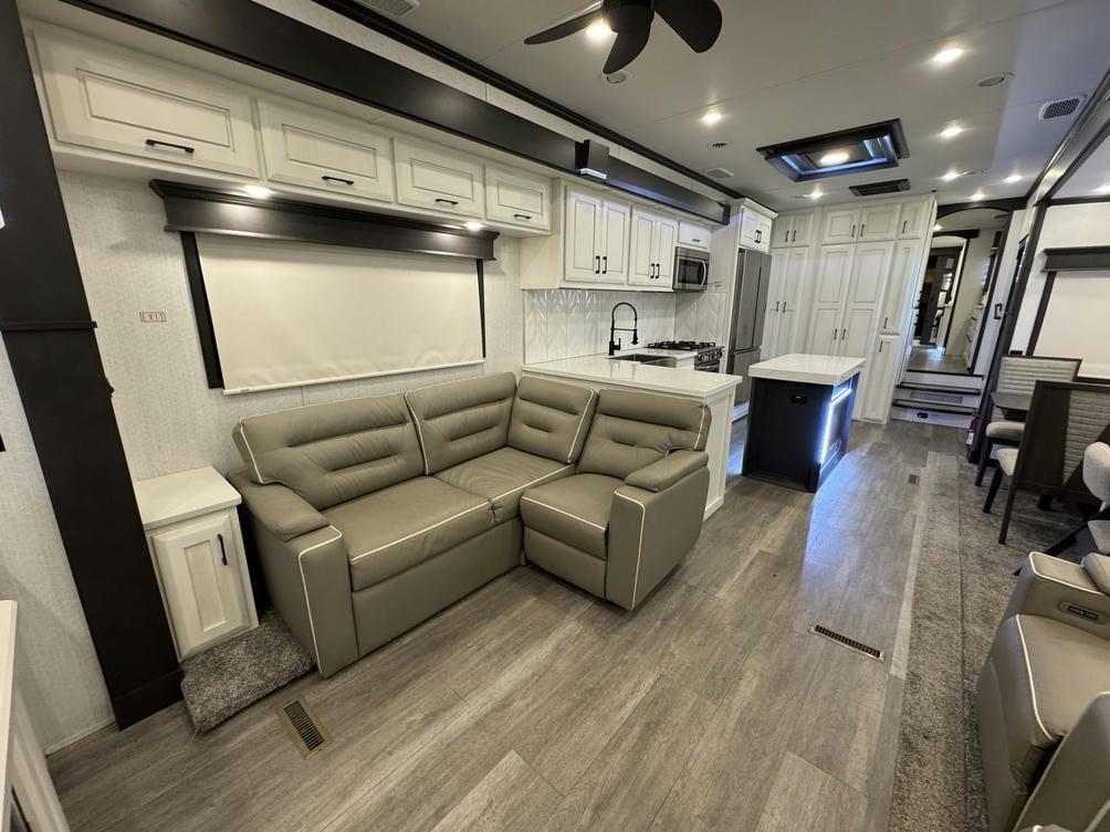 2023 Mobile Suites Santa Fe