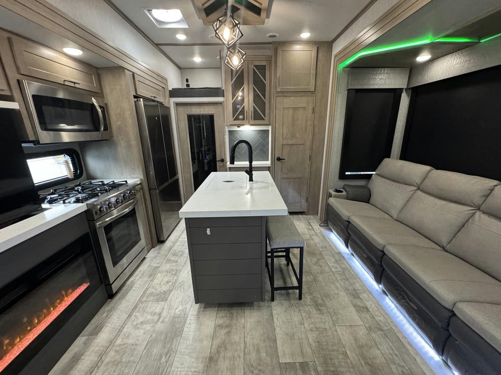 2023 Momentum 410TH-R